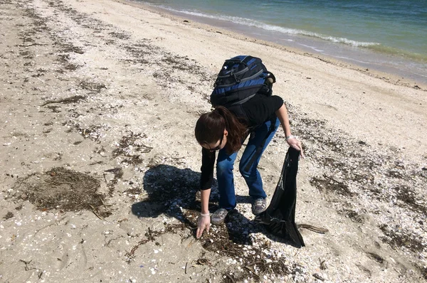 Volontario raccolta della spazzatura sulla spiaggia — Foto Stock