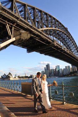 Avustralya gelin ve damat yürür Sydney Harbour Bridge Sydn altında