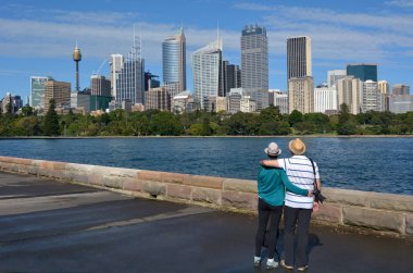 Sydney merkezi iş bölgesi skylin S kıdemli çift görünüyor