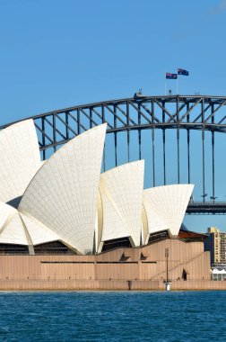 Sydney Harbour Bridge ve Sydney Opera Binası manzarası 