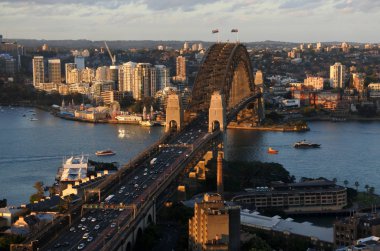 Sydney Harbour Bridge hava kentsel peyzaj bakışta günbatımı North Sydney ve The Rocks Sydney Yeni Güney Galler, Avustralya.