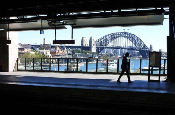 Silueta de un hombre contra Sydney Harbour Bridge en Sydney Aust — Foto de Stock