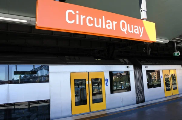 Sydney treinen op Circular Quay platform station in Sydney, Austr — Stockfoto