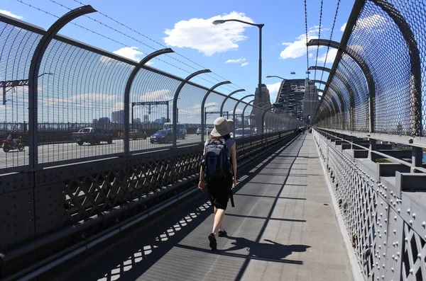 Pessoa atravessando Sydney Harbour Bridge em Sydney Austrália — Fotografia de Stock