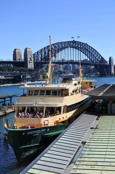 Sydney Ferries en Circular Quay muelle de transbordadores en Sydney Australia —  Fotos de Stock