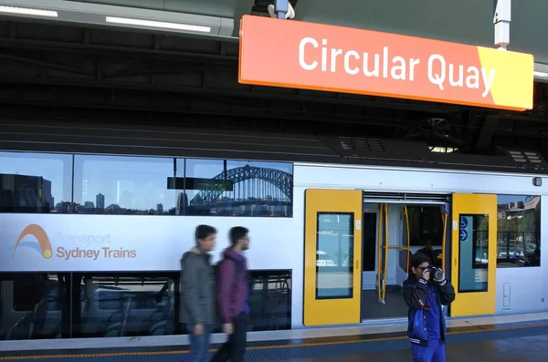 Passagiers uitstappen Sydney treinen Circular Quay station in Syd — Stockfoto