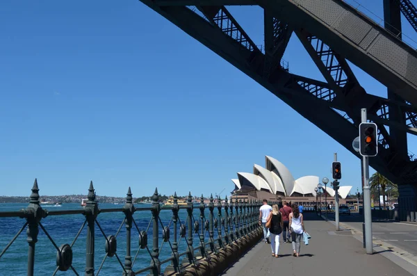 Oct19 2016 无法辨认的人走在悉尼海港大桥对悉尼歌剧院在悉尼新南威尔士州澳大利亚 — 图库照片