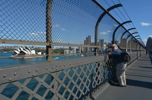 Oct19 2016 人们看从悉尼海港大桥与歌剧院 环形码头和悉尼商业中心天际线在悉尼新南威尔士州 澳大利亚的看法 — 图库照片
