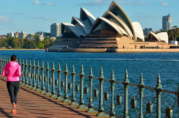 Kvinnan kör mot Sydney Opera House nya södra Wales Australien — Stockfoto