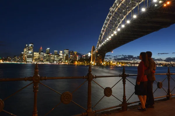 Pareja romántica mira el horizonte de Sydney al atardecer — Foto de Stock