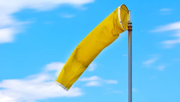 Calza eolica utilizzata negli aeroporti per indicare la direzione e la forza del vento — Foto Stock