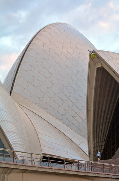 Sydney Oct2016 Une Personne Méconnaissable Marche Sous Opéra Sydney Crépuscule — Photo