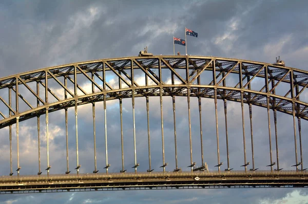 Sydney Harbour Bridge wschodniej stronie podczas sunrise — Zdjęcie stockowe