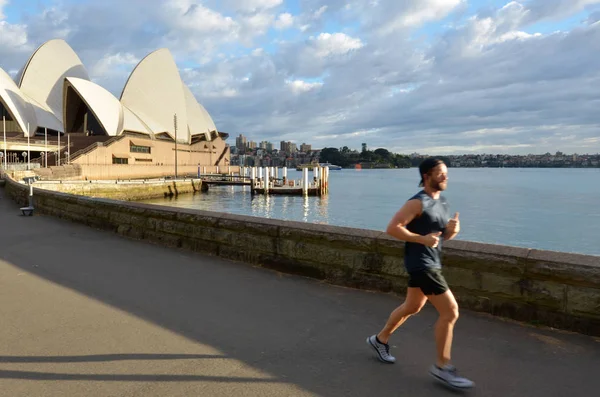 Hombre australiano corre cerca de la Opera House en Sydney, Australia — Foto de Stock
