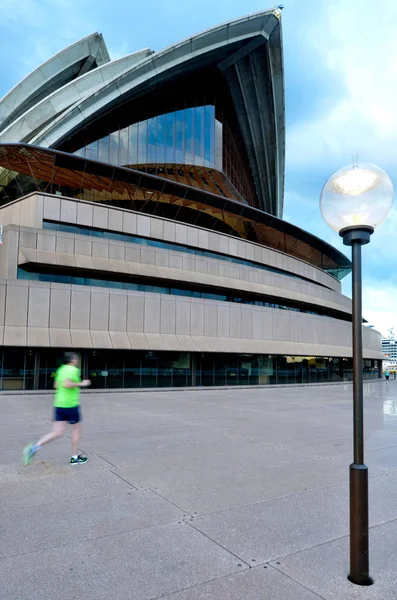 Hombre australiano corre cerca de la Opera House en Sydney, Australia — Foto de Stock