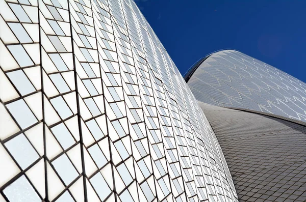 Fundo abstrato de caudas em Sydney Opera House e céu azul — Fotografia de Stock