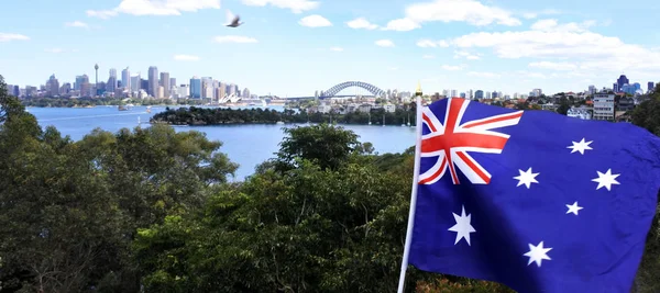 Bandera Nacional de Australia a lo largo del horizonte de Sídney — Foto de Stock