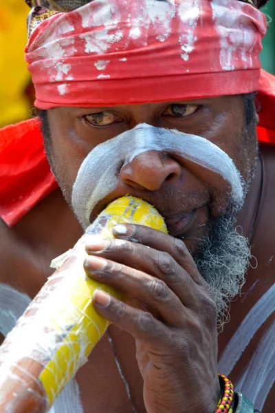Αυτόχθονες ιθαγενείς Αυστραλίας άνθρωπος παιχνίδι Didgeridoo σε Sydne — Φωτογραφία Αρχείου