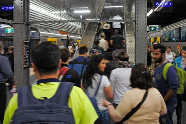 Passagiers uitstappen Sydney treinen stadhuis treinstation in — Stockfoto