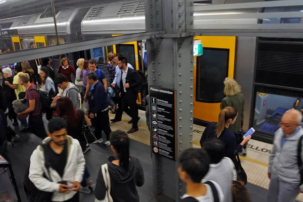 Passengers get off Sydney Trains at Town Hall railway station in — Stock Photo, Image