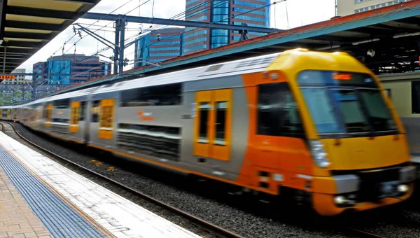 Trains de Sydney engin à la gare centrale, Sydney à Sydney — Photo