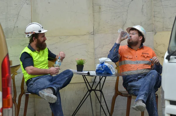 Trabalhadores que fazem uma pausa para o almoço — Fotografia de Stock