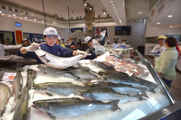 Vendedor venda de frutos do mar em Sydney Fish Market Sydney Nova Gales do Sul — Fotografia de Stock