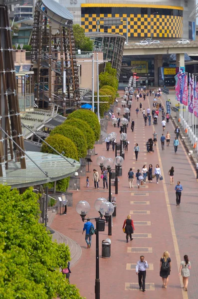 Visitantes en Darling Harbour Sydney Nueva Gales del Sur Australia — Foto de Stock