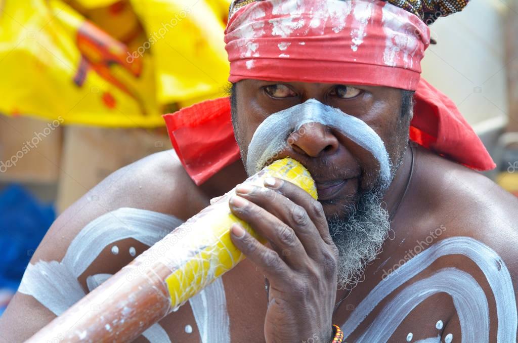 Aboriginal Indigenous Australian man play on Didgeridoo in Sydne Stock Editorial Photo