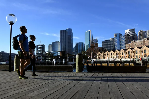 Ungt par promenader längs Sydney Circular Quay Sydney New South — Stockfoto