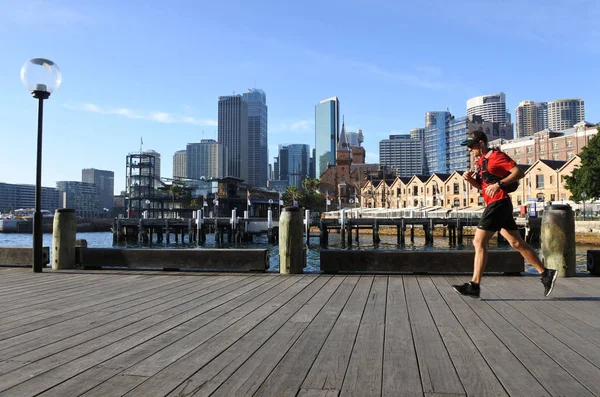 ชายชาวออสเตรเลียวิ่งบนท่าเรือ Circular Quay ในซิดนีย์ ออสเตรเลีย — ภาพถ่ายสต็อก