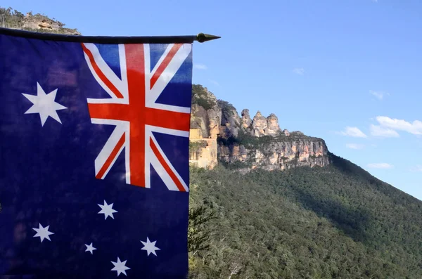 The National flag of Australia flay beside the Three Sisters Blu — Stock Photo, Image