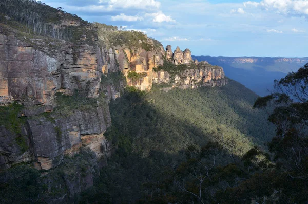 ジャミソン バレーの北の崖に ブルー マウンテンズのニューサウス ウェールズ州 オーストラリア 三人姉妹の岩山の風景 — ストック写真
