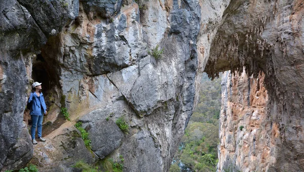 Persona mira a Carlotta Arch Jenolan Cuevas Montañas Azules Nuevo S —  Fotos de Stock