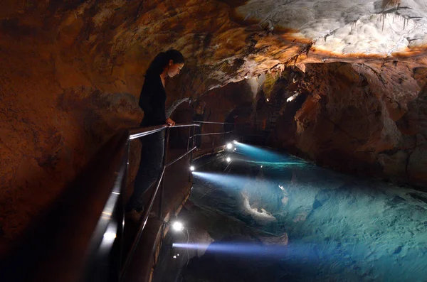 Женщина смотрит на бассейн в пещерах Дженолан Голубые горы Не — стоковое фото