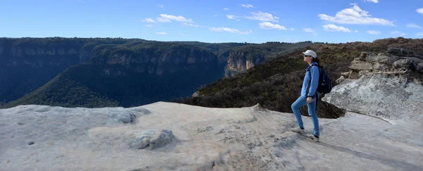 Nő úgy néz ki, a táj a Lincoln Rock Lookout naplementekor — Stock Fotó