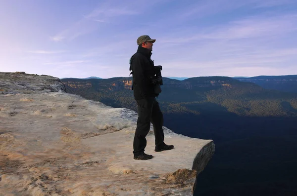 L'uomo guarda il paesaggio da Lincoln Rock Lookout all'alba — Foto Stock