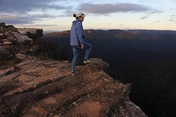 Woman looks at the landscape from Lincoln Rock Lookout at sunris — Stock Photo, Image