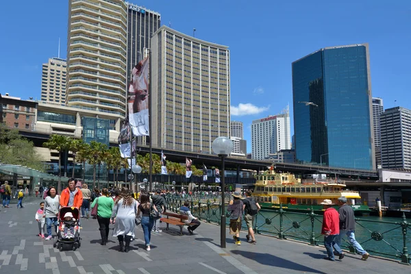 游客在悉尼圆码头悉尼新南威尔士大学澳大利亚 — 图库照片