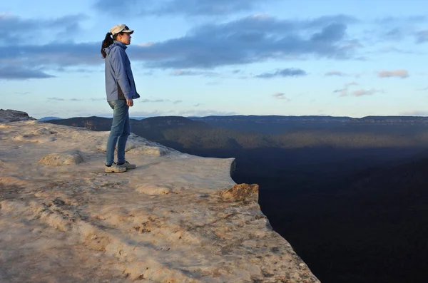 Woman looks at the landscape from Lincoln Rock Lookout at sunris — Stock Photo, Image