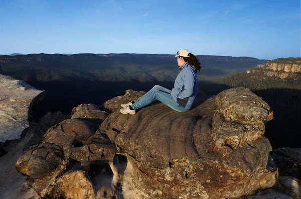 Mulher olha para a paisagem de Lincoln Rock Lookout no Sunris — Fotografia de Stock