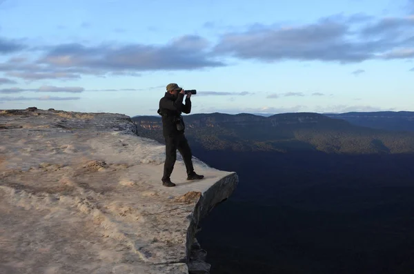 Людина, фотографуючи краєвид з Лінкольн рок Lookout на сонце — стокове фото