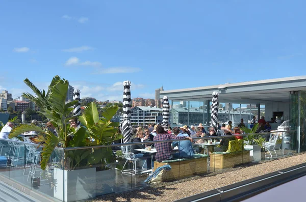 Gente australiana cenando al aire libre en Sydney Nueva Gales del Sur Aus —  Fotos de Stock