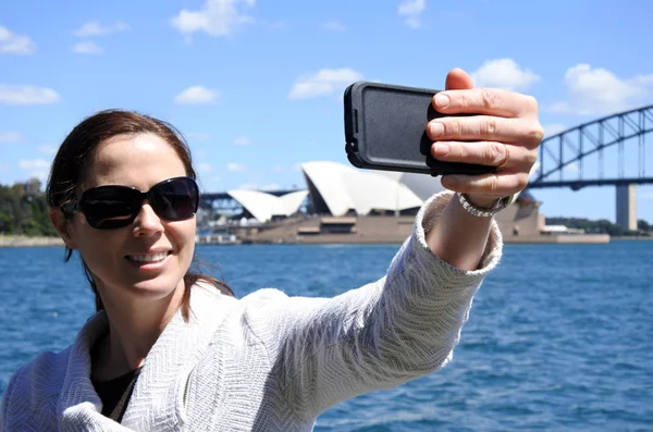 Tourist woman taking a selfie in Sydney — Stock Photo, Image