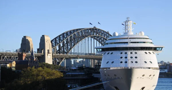 Sydney Harbour Bridge et un bateau de croisière à Sydney Australie — Photo