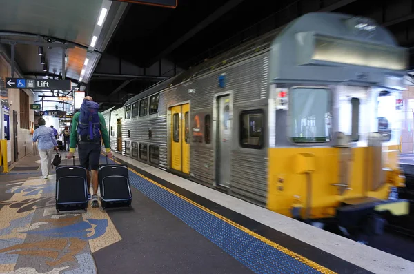 Les passagers descendent des trains de Sydney à la station Circular Quay à Syd — Photo