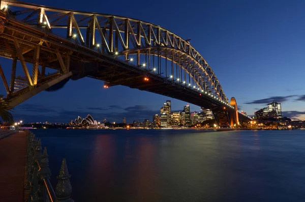 Sydney Harbour Bridge a Sydney Skyline za soumraku — Stock fotografie