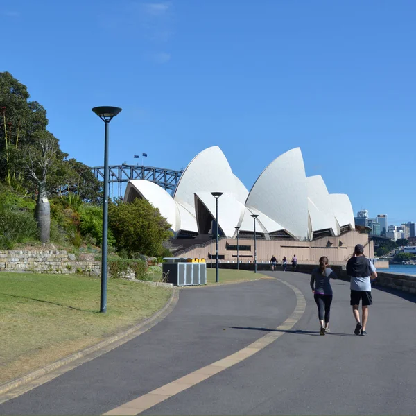 2016 Visitors 在悉尼皇家植物园走对悉尼歌剧院 世纪最著名和最独特建筑在世界 — 图库照片