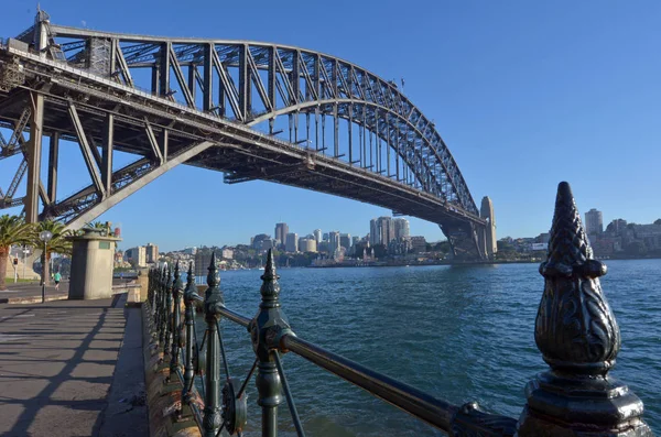 Sydney Harbour Bridge côté est au lever du soleil — Photo