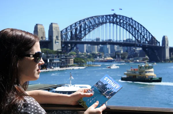 Visita de mujer viajera en Sydney Australia — Foto de Stock